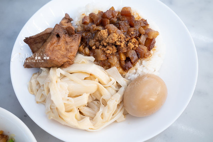 鄰近松山車站、五分埔商圈的台味小吃,魯肉飯必吃別錯過,排骨酥湯肉軟入味,湯不夠還可加 鄰近松山車站、五分埔商圈的台味小吃,魯肉飯必吃別錯過,排骨酥湯肉軟入味,湯不夠還可加