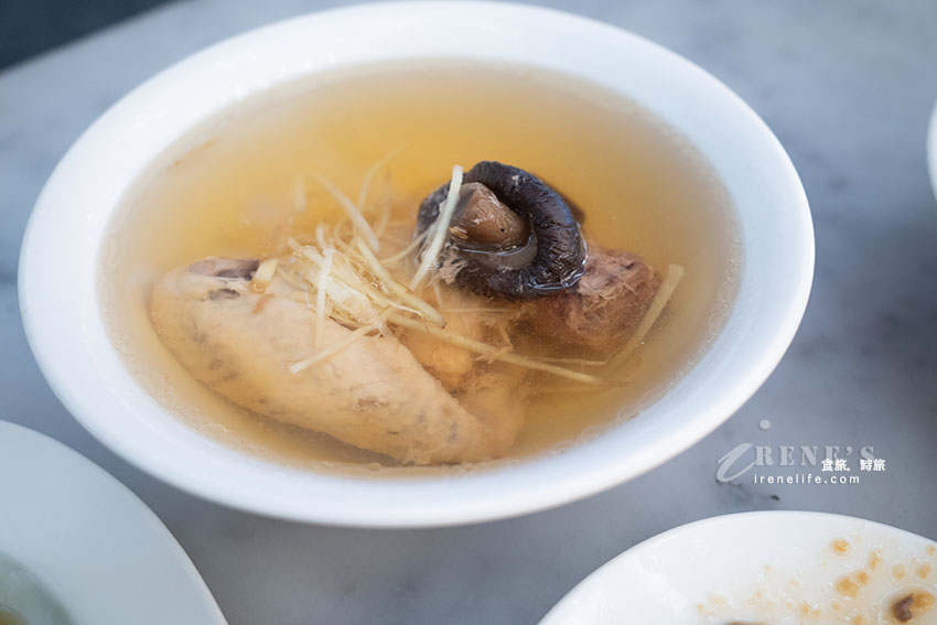 鄰近松山車站、五分埔商圈的台味小吃，魯肉飯必吃別錯過，排骨酥湯肉軟入味，湯不夠還可加