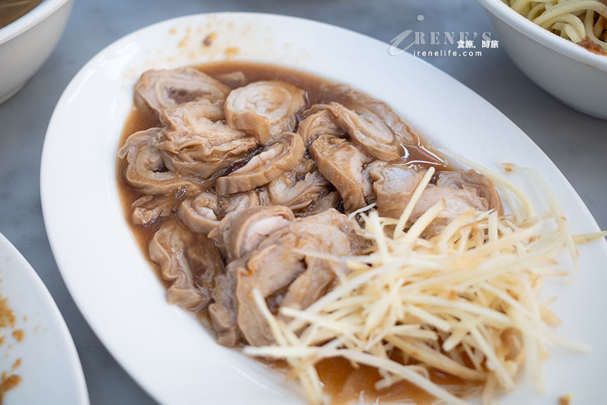 鄰近松山車站、五分埔商圈的台味小吃,魯肉飯必吃別錯過,排骨酥湯肉軟入味,湯不夠還可加 鄰近松山車站、五分埔商圈的台味小吃,魯肉飯必吃別錯過,排骨酥湯肉軟入味,湯不夠還可加
