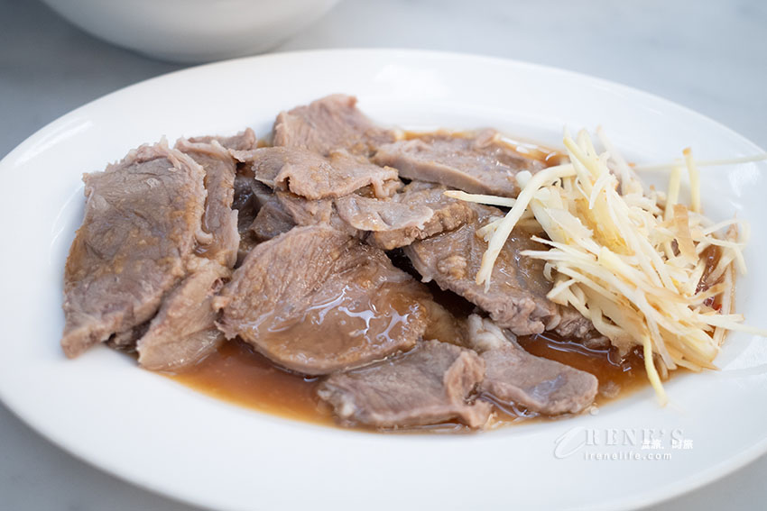 鄰近松山車站、五分埔商圈的台味小吃,魯肉飯必吃別錯過,排骨酥湯肉軟入味,湯不夠還可加 鄰近松山車站、五分埔商圈的台味小吃,魯肉飯必吃別錯過,排骨酥湯肉軟入味,湯不夠還可加