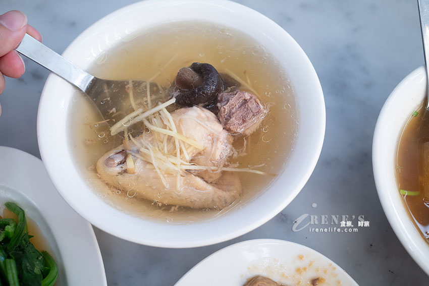 鄰近松山車站、五分埔商圈的台味小吃,魯肉飯必吃別錯過,排骨酥湯肉軟入味,湯不夠還可加 鄰近松山車站、五分埔商圈的台味小吃,魯肉飯必吃別錯過,排骨酥湯肉軟入味,湯不夠還可加