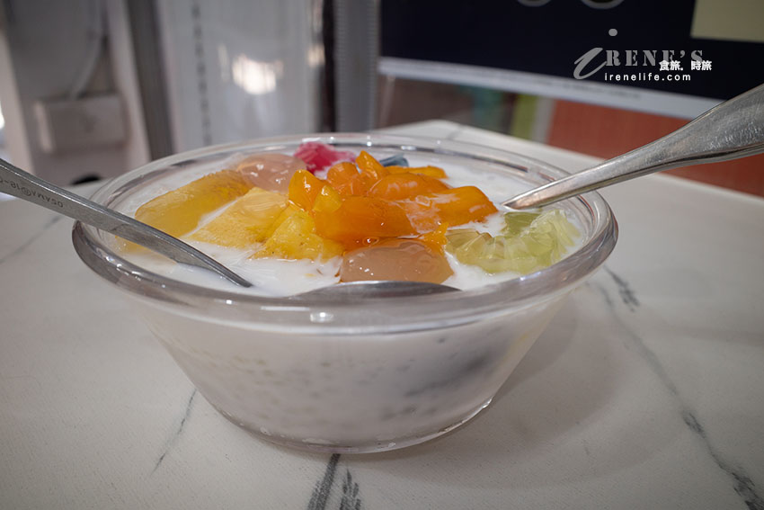 五分埔好吃的異國甜品店，多達12種配料的摩摩喳喳，客製化自選配料也沒問題