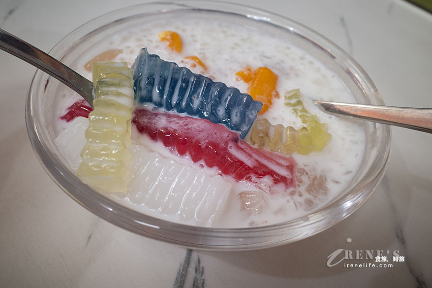 五分埔好吃的異國甜品店，多達12種配料的摩摩喳喳，客製化自選配料也沒問題