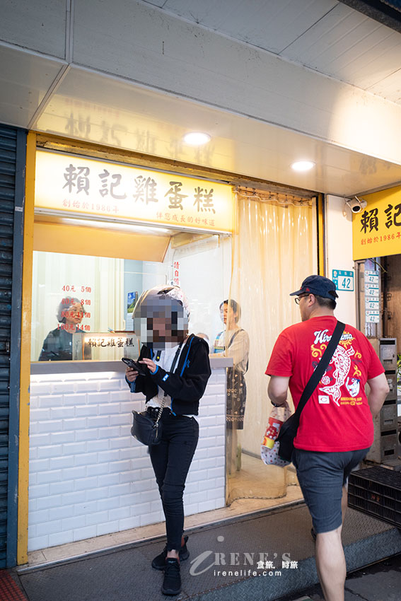 小小的店面只賣一種雞蛋糕賣到大排長龍，陪伴在地居民30多個年頭真厲害！旁邊的烤玉米一隻只要60元