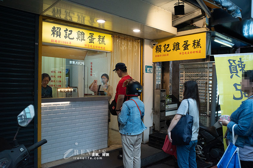 小小的店面只賣一種雞蛋糕賣到大排長龍，陪伴在地居民30多個年頭真厲害！旁邊的烤玉米一隻只要60元