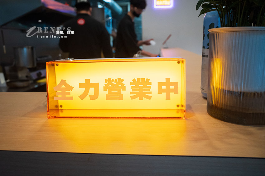 挑戰全台最厚的炸豬排！搭配濃郁咖哩還有手工布丁超幸福，豬排沾醬多達五種口味