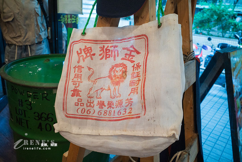 挑戰全台最厚的炸豬排!搭配濃郁咖哩還有手工布丁超幸福,豬排沾醬多達五種口味 挑戰全台最厚的炸豬排!搭配濃郁咖哩還有手工布丁超幸福,豬排沾醬多達五種口味