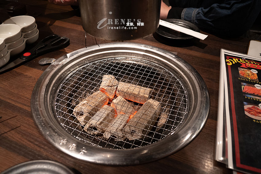 東京新宿人氣燒肉，一個人只有2500円就享27品吃到飽！燒肉拼盤有夠美