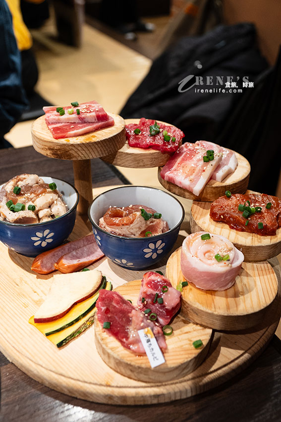 東京新宿人氣燒肉，一個人只有2500円就享27品吃到飽！燒肉拼盤有夠美