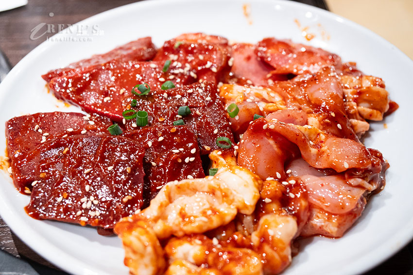 東京新宿人氣燒肉，一個人只有2500円就享27品吃到飽！燒肉拼盤有夠美
