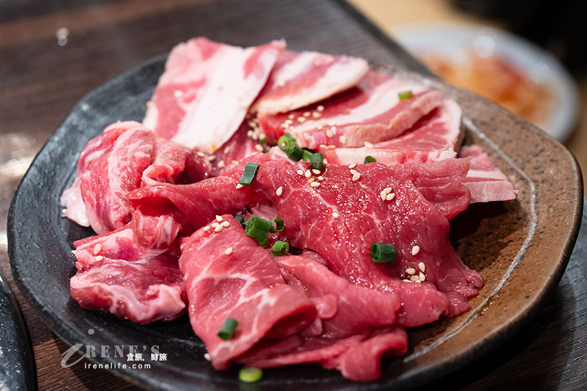 東京新宿人氣燒肉，一個人只有2500円就享27品吃到飽！燒肉拼盤有夠美