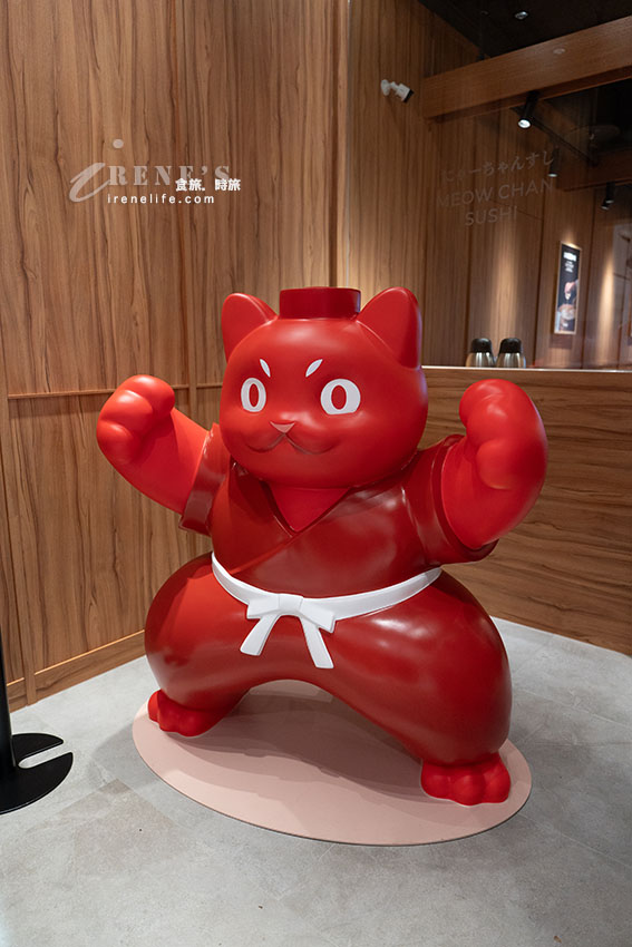 饗賓旗下新品牌，最便宜一盤只要40元，窗邊擁有無敵景觀，從店外到店內滿是貓的元素