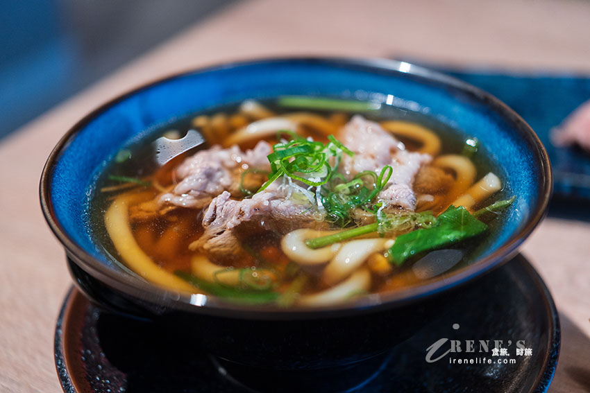 饗賓旗下新品牌,最便宜一盤只要40元,窗邊擁有無敵景觀,從店外到店內滿是貓的元素 饗賓旗下新品牌,最便宜一盤只要40元,窗邊擁有無敵景觀,從店外到店內滿是貓的元素