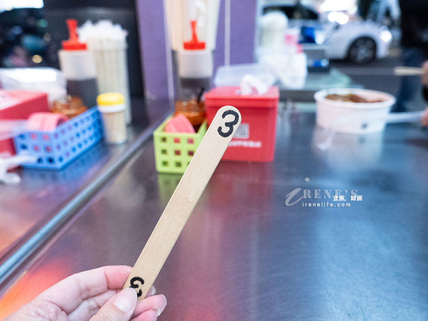 延三夜市必吃人氣小吃，人手一碗魯肉飯，豬腳皮Q肉香，藥燉排骨清甜肉大塊