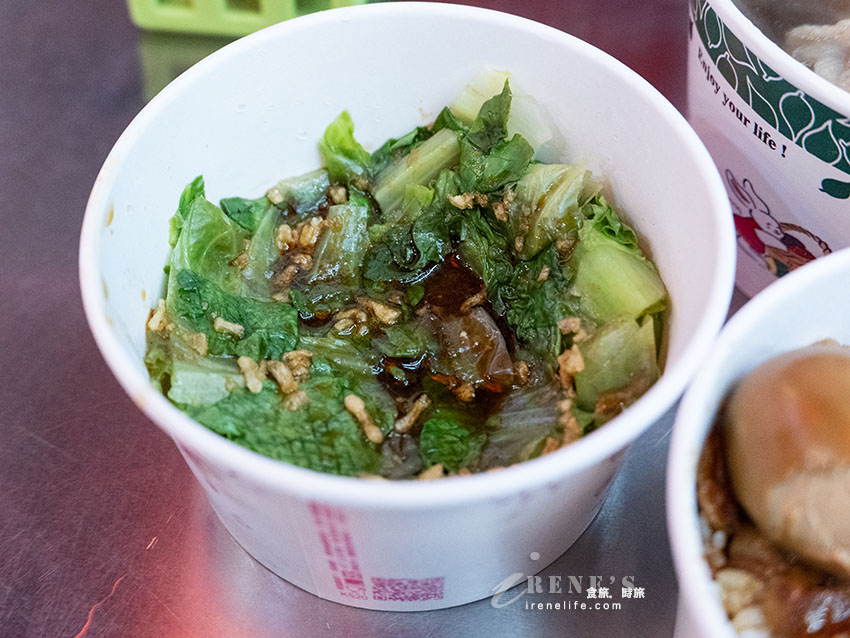 延三夜市必吃人氣小吃，人手一碗魯肉飯，豬腳皮Q肉香，藥燉排骨清甜肉大塊