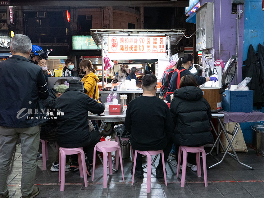 延三夜市必吃人氣小吃，人手一碗魯肉飯，豬腳皮Q肉香，藥燉排骨清甜肉大塊