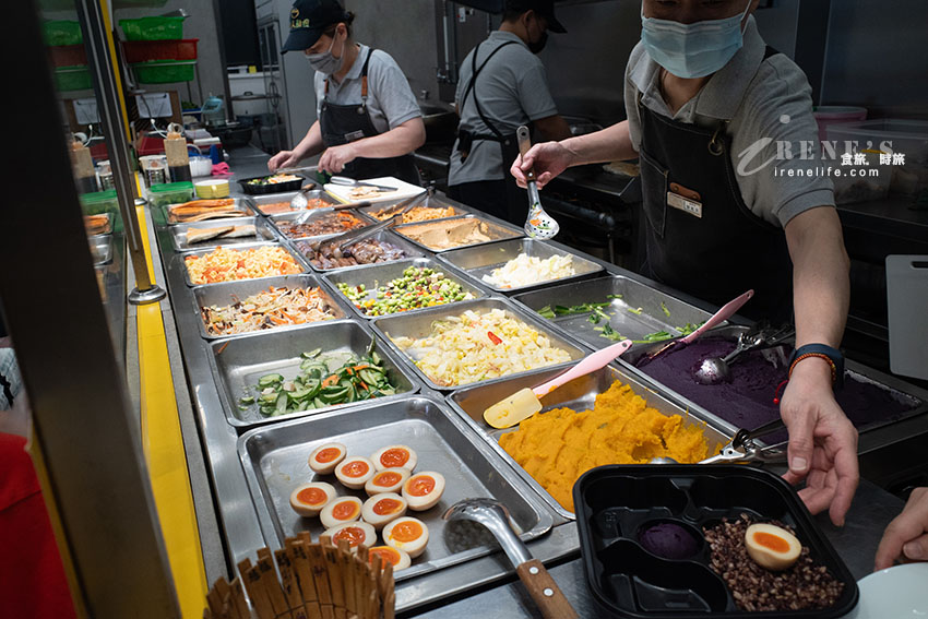 林口三井outlet附近健康餐盒，只要100元起自選三款配菜還有溏心蛋跟地瓜泥