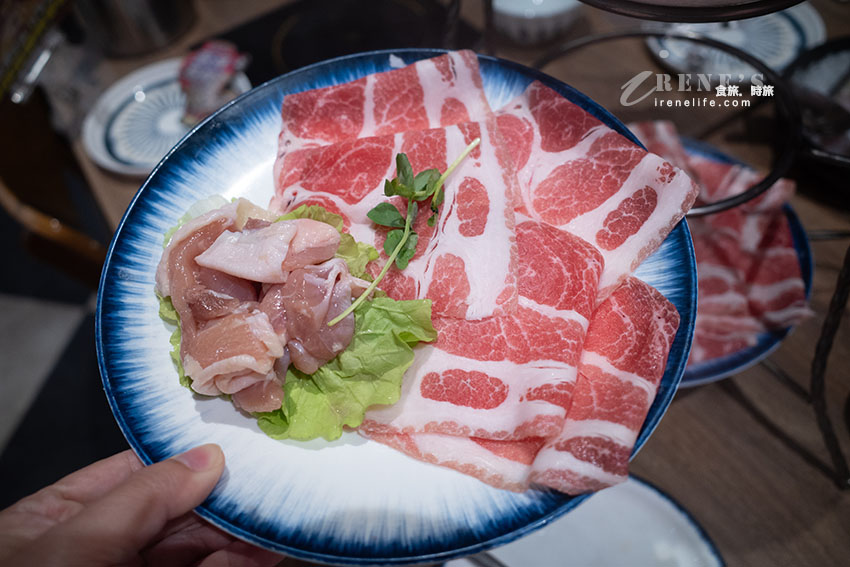 王品集團旗下台式平價小火鍋,蔬菜吧、飲料、霜淇淋、雞油飯無限供應吃到飽 王品集團旗下台式平價小火鍋,蔬菜吧、飲料、霜淇淋、雞油飯無限供應吃到飽