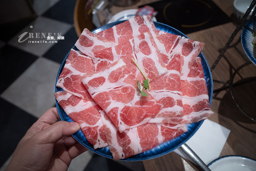 王品集團旗下台式平價小火鍋，蔬菜吧、飲料、霜淇淋、雞油飯無限供應吃到飽