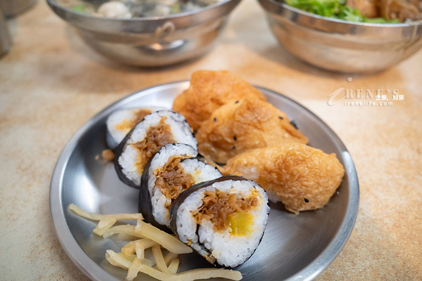 雙連市場近寧夏夜市的好吃蚵仔麵線，大腸夠味、蚵仔肥美，還可配壽司