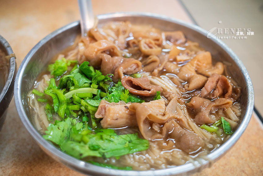雙連市場近寧夏夜市的好吃蚵仔麵線,大腸夠味、蚵仔肥美,還可配壽司 雙連市場近寧夏夜市的好吃蚵仔麵線,大腸夠味、蚵仔肥美,還可配壽司