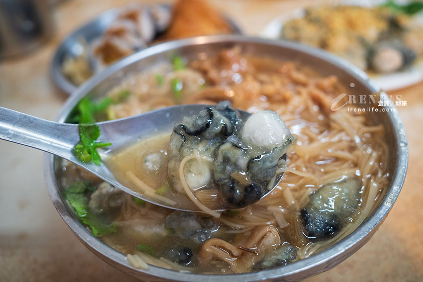 雙連市場近寧夏夜市的好吃蚵仔麵線,大腸夠味、蚵仔肥美,還可配壽司 雙連市場近寧夏夜市的好吃蚵仔麵線,大腸夠味、蚵仔肥美,還可配壽司