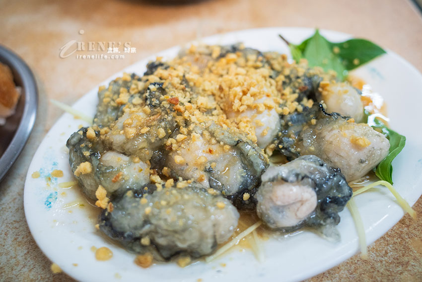 雙連市場近寧夏夜市的好吃蚵仔麵線，大腸夠味、蚵仔肥美，還可配壽司