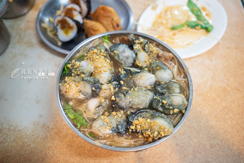 雙連市場近寧夏夜市的好吃蚵仔麵線,大腸夠味、蚵仔肥美,還可配壽司 雙連市場近寧夏夜市的好吃蚵仔麵線,大腸夠味、蚵仔肥美,還可配壽司