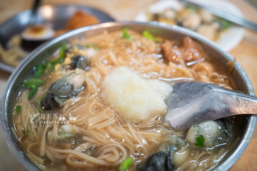 雙連市場近寧夏夜市的好吃蚵仔麵線,大腸夠味、蚵仔肥美,還可配壽司 雙連市場近寧夏夜市的好吃蚵仔麵線,大腸夠味、蚵仔肥美,還可配壽司