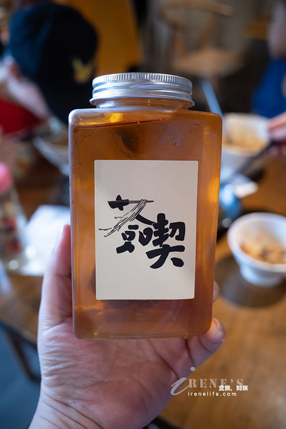鶯歌隱藏在鐵皮屋中的美食,梅干控肉販、皮蛋芝麻醬拌麵、布丁,有停車場可使用 鶯歌隱藏在鐵皮屋中的美食,梅干控肉販、皮蛋芝麻醬拌麵、布丁,有停車場可使用