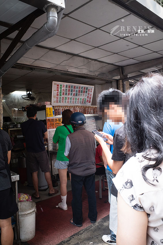 萬華巷弄裡的汕頭麵店，自製汕頭麵搭配各式滷味小菜，內用外帶都得排隊