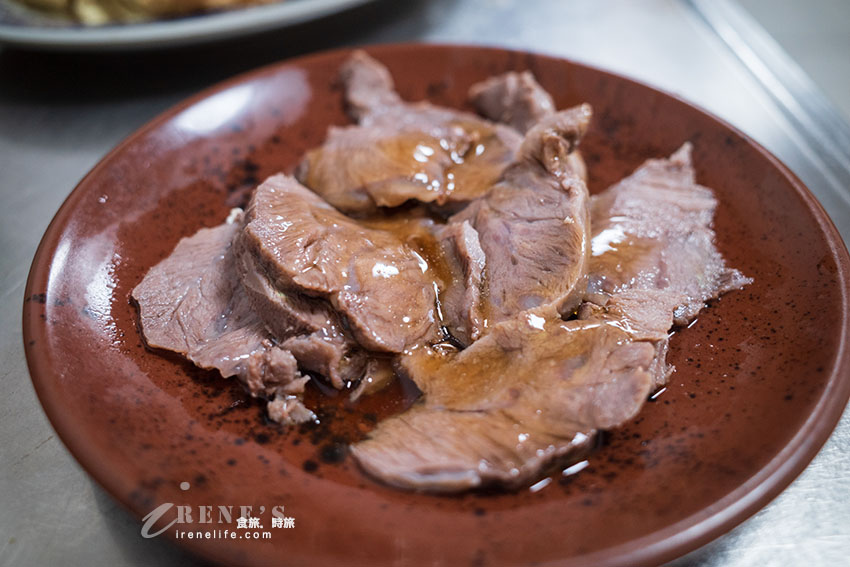 萬華巷弄裡的汕頭麵店，自製汕頭麵搭配各式滷味小菜，內用外帶都得排隊
