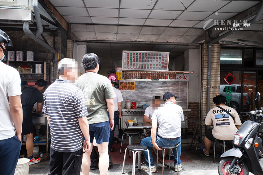 萬華巷弄裡的汕頭麵店，自製汕頭麵搭配各式滷味小菜，內用外帶都得排隊