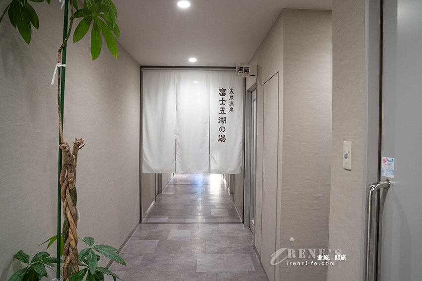 河口湖一打開窗戶就能看到富士山的平價飯店！有天然溫泉、免費早餐以及免費調酒