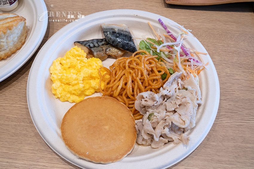 河口湖一打開窗戶就能看到富士山的平價飯店！有天然溫泉、免費早餐以及免費調酒