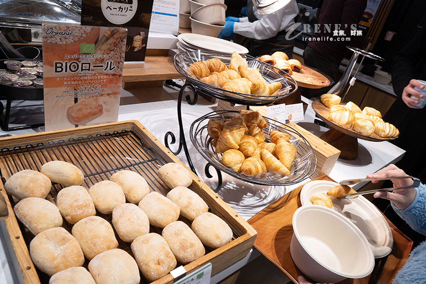 河口湖一打開窗戶就能看到富士山的平價飯店！有天然溫泉、免費早餐以及免費調酒