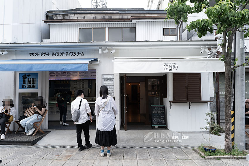 滿滿青蛙蹤影的繩手通商店街，氛圍文青愜意且悠哉，車輛禁止進入可恣意逛街