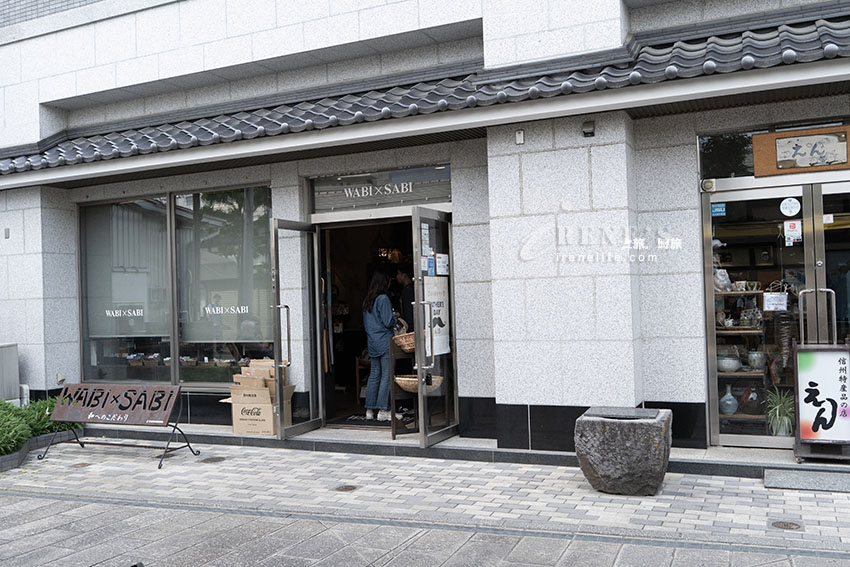 滿滿青蛙蹤影的繩手通商店街，氛圍文青愜意且悠哉，車輛禁止進入可恣意逛街