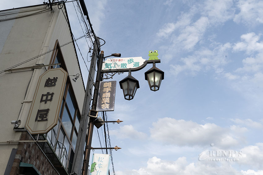 滿滿青蛙蹤影的繩手通商店街，氛圍文青愜意且悠哉，車輛禁止進入可恣意逛街