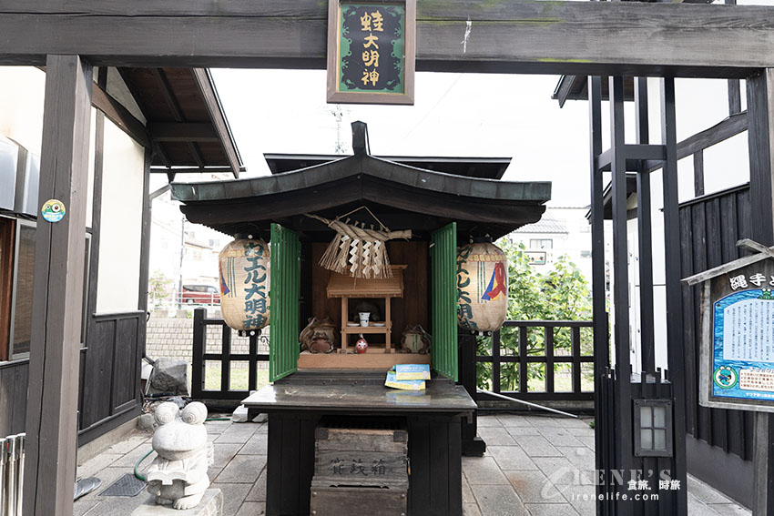 滿滿青蛙蹤影的繩手通商店街，氛圍文青愜意且悠哉，車輛禁止進入可恣意逛街