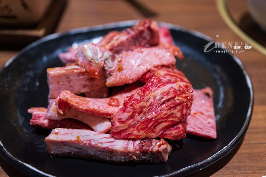 高山大啖A5飛驒牛，精肉店直營的平價燒肉餐廳，排隊是常態，中午有划算的午間套餐