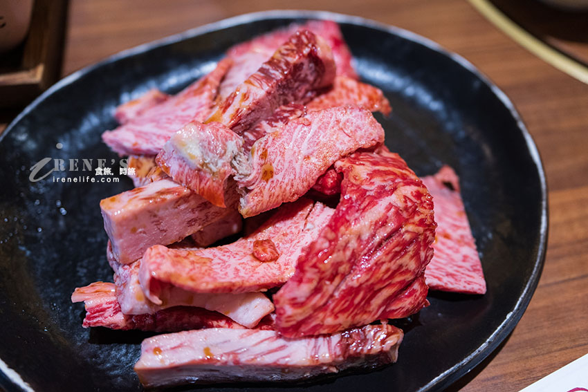 高山大啖A5飛驒牛,精肉店直營的平價燒肉餐廳,排隊是常態,中午有划算的午間套餐 高山大啖A5飛驒牛,精肉店直營的平價燒肉餐廳,排隊是常態,中午有划算的午間套餐
