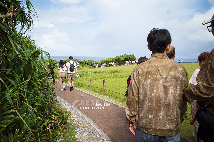 像是一頭巨象矗立在海上的沖繩著名景點「萬座毛」,重新整修後餐廳、商店更多更舒適 像是一頭巨象矗立在海上的沖繩著名景點「萬座毛」,重新整修後餐廳、商店更多更舒適