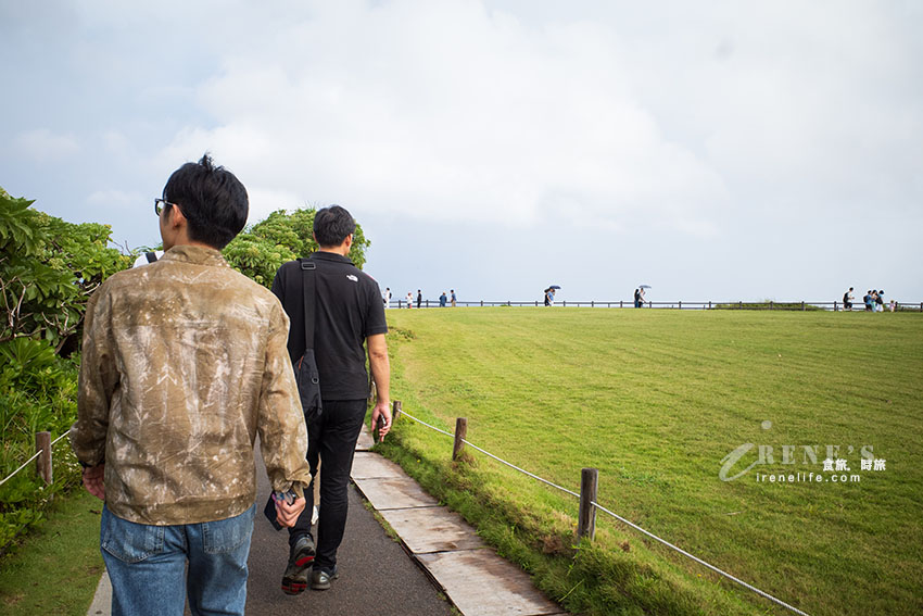 像是一頭巨象矗立在海上的沖繩著名景點「萬座毛」，重新整修後餐廳、商店更多更舒適