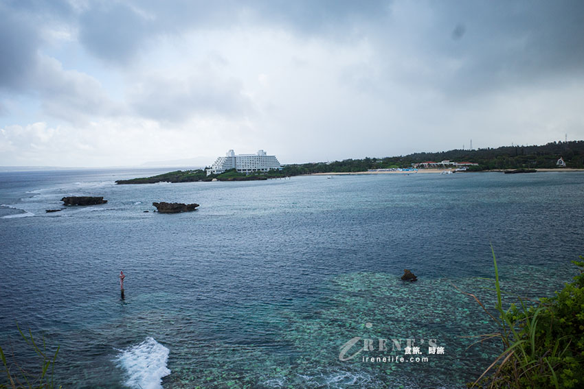 像是一頭巨象矗立在海上的沖繩著名景點「萬座毛」,重新整修後餐廳、商店更多更舒適 像是一頭巨象矗立在海上的沖繩著名景點「萬座毛」,重新整修後餐廳、商店更多更舒適