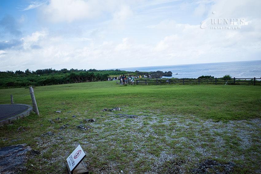 像是一頭巨象矗立在海上的沖繩著名景點「萬座毛」,重新整修後餐廳、商店更多更舒適 像是一頭巨象矗立在海上的沖繩著名景點「萬座毛」,重新整修後餐廳、商店更多更舒適