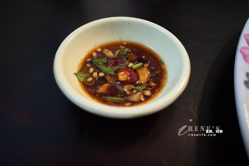 新莊巷弄裡的隱藏版美食，芋頭米粉湯和白斬玉米雞超厲害，魯肉飯配爆漿荷包蛋是老饕點法