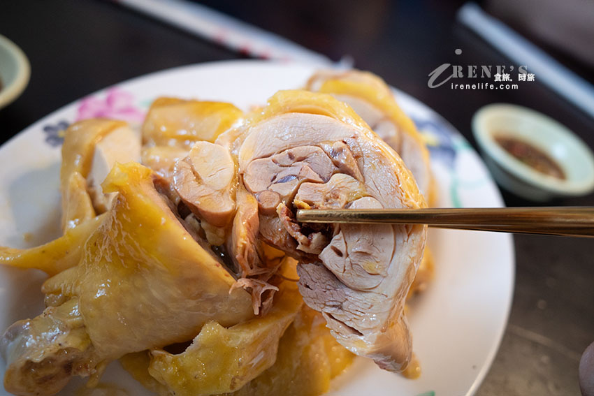 新莊巷弄裡的隱藏版美食，芋頭米粉湯和白斬玉米雞超厲害，魯肉飯配爆漿荷包蛋是老饕點法