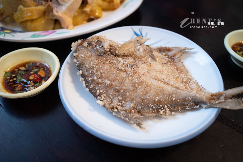 新莊巷弄裡的隱藏版美食，芋頭米粉湯和白斬玉米雞超厲害，魯肉飯配爆漿荷包蛋是老饕點法