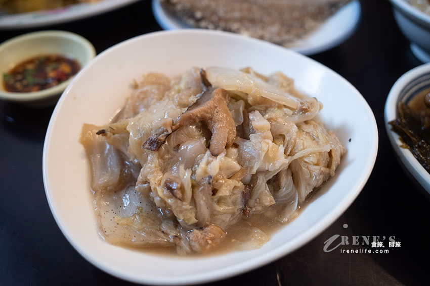 新莊巷弄裡的隱藏版美食，芋頭米粉湯和白斬玉米雞超厲害，魯肉飯配爆漿荷包蛋是老饕點法